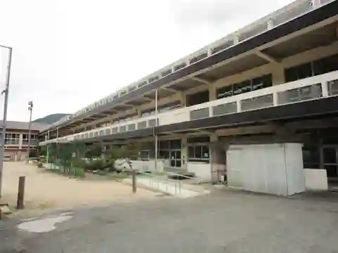 湯来東小学校