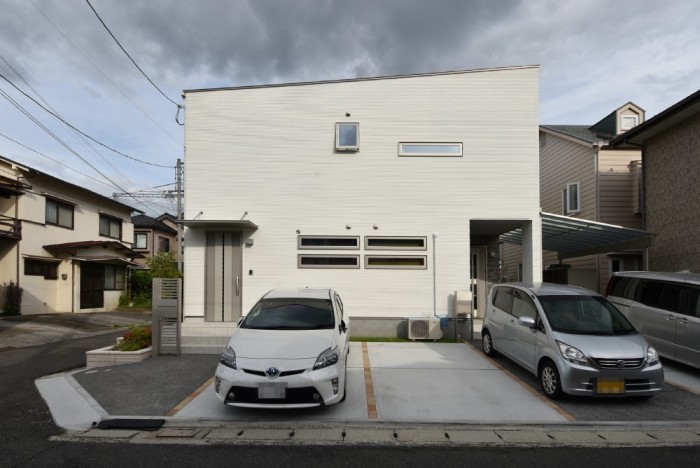 それぞれに玄関があり、生活する上で遠慮がいらず気兼ねなく暮らせる二世帯住宅です！！　敷地約77坪☆☆