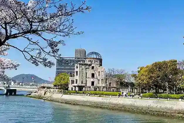 桜咲く元安川と原爆ドーム風景
